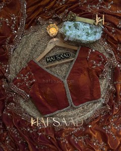 Sari de seda pura para fiestas, con brillo de terciopelo, con lentejuelas de cuentas doradas originales y delicado trabajo manual de cutdana. - Product Image 2