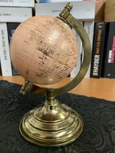 Globe terrestre décoratif en métal avec méridiens en cuivre gravés et un support robuste en fer forgé pour les pièces traditionnelles - Product Image 2