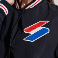 Blouson universitaire respirant pour femme, style urbain, avec broderies et patchs, contraste de couleurs, épaules tombantes, coupe oversize courte, rembourré en coton