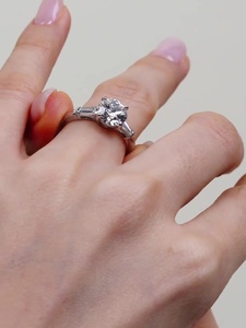 แหวนเพชร VVS ขนาด 2.00 กะรัต รับรองโดย IGI เพชรทรงกลมเพาะเลี้ยงในห้องปฏิบัติการ แหวนหมั้นเพชรสามเม็ด ทอง 18K/14K/10K  แบบกำหนดน้ำหนักได้ - Product Image 3