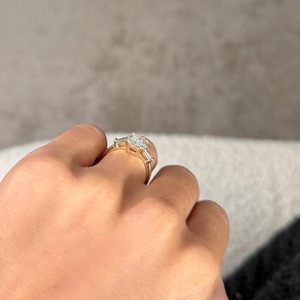 Anillo de Tres Piedras con Diamante Cultivado en Laboratorio, Corte Esmeralda, Certificado IGI, 2.20 Quilates, Piedras Laterales en Baguette Cónicas, Oro Amarillo de 14K - Product Image 3