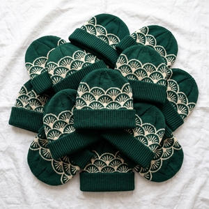 Gorro de punto con escamas de abanico, verde bosque, con puño, diseño de onda festoneada, cálido para invierno, gorro tipo calavera, venta al por mayor, directo de fábrica, fabricante de gorros - Product Image 1