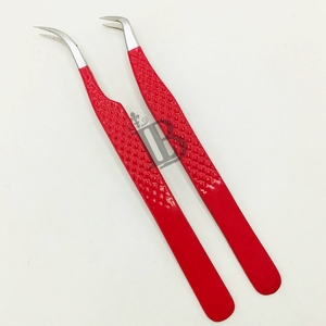 Pince à cils courbée en J pour isolation à 65 degrés, couleur rouge, manche à motif diamant, en acier inoxydable, faite à la main, offre exceptionnelle - Product Image 1