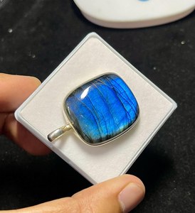 Colgante de Labradorita Azul – Plata de Ley 92.5, Gema Multifacética - Product Image 4