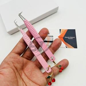 Pinzas para Extensión de Pestañas de 90 Grados, Delgadas y con Volumen, Logotipo Grabado Personalizado, Acero Sostenible, Pinzas de Belleza con Encanto de Cereza - Product Image 1