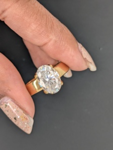 แหวนหมั้นเพชรโมอิสซาไนต์ทรงรี 2.20 กะรัต ยี่ห้อ Lurba Jewels ดีไซน์คริสเตียน ผิวขัดเงา ทองคำแท้ 14K สีเหลือง แหวนแต่งงาน - Product Image 5