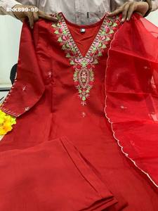 Hermoso conjunto de Kurti, pantalón y dupatta de seda romana de alta calidad con bordado en el cuello, de un proveedor de ropa étnica de la India. - Product Image 2