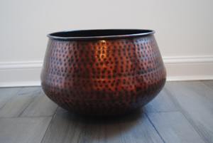 Ensemble de 2 pots à plantes foncés au design martelé intemporel, adaptés aux plantes d'intérieur, à la décoration de la maison, au balcon et au jardin, en provenance d'Inde - Product Image 5