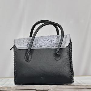 Elegante Bolso Tote de Cuero Genuino con Patrón Bordado y Cierre de Hebilla para Uso Diario - Product Image 3