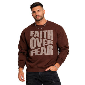 Sudadera de cuello redondo para hombre de alta calidad, color marrón, con estampado de letras con pedrería “FAITH OVER FEAR”, cómoda sudadera con capucha. - Product Image 1