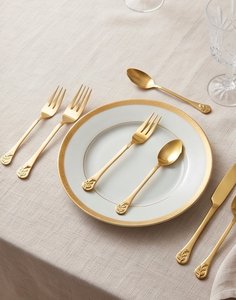 Juego de cubiertos de diseño antiguo en oro, tenedores y cucharas de acero inoxidable, ideal para un uso elegante en la cocina y la mesa. - Product Image 5