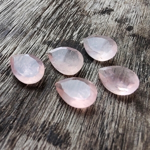 Cuarzo rosa natural tallado en forma de pera para la fabricación de joyas, hecho a mano en India, calidad AAA - Product Image 3