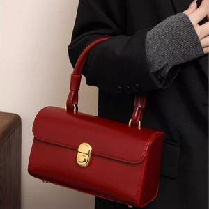 Bolso de mano de cuero genuino rojo para mujer, estilo vintage, con asa superior, estructurado, tipo bandolera, con cierre dorado y diseño de caja. - Product Image 3