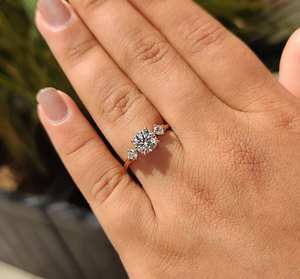 Bague solitaire de luxe en diamant brillant cultivé en laboratoire, finition or et argent, pour mariage, fiançailles, bijoux fins élégants - Product Image 1