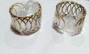 Bracelet manchette ouvert torsadé en laiton, maîtrisamment conçu en fil métallique robuste avec une finition or/laiton antique, ajouré. - Product Image 1