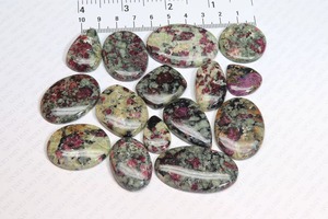 Fantástica piedra preciosa de eudialita suelta y pulida, cabujón de eudialita de tamaño personalizado, ideal para la elaboración de joyas. - Product Image 1