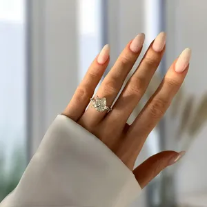 Anillo de Compromiso con Diamante Cultivado en Laboratorio, Corte Pera, en Oro Blanco con Piedras Laterales Marquise, Elegante Anillo de Novia Solitario para Mujer - Product Image 2
