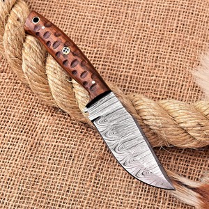 Couteau de Bushcraft en Acier Damas Forgé à la Main, Manche en Bois de Palissandre, Manche Intégral, Couteau de Chasse et de Camping avec Étui en Cuir, Personnalisable OEM/ODM - Product Image 5