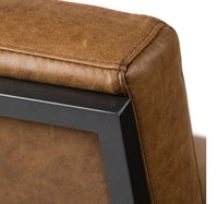 Fauteuil de salon moderne en cuir avec structure métallique, dossier solide, design contemporain pour usage intérieur
