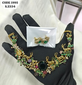 Ensemble de bijoux ethniques plaqué or antique avec collier émaillé motif cerf unique et boucles d'oreilles clous, vente en gros pour fournisseurs - Product Image 3