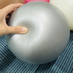 Ballon de yoga et de Pilates mini en PVC mat épais et doux, 25 cm, 150 g, marron, blanc, beige, avec logo personnalisé, pour studio de Pilates - Product Image 2
