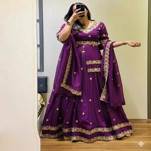 Lehenga Choli de Seda Moderna de Alta Calidad con Trabajo de Bordado con Hilos y Lentejuelas para Ocasiones Festivas, Fiestas y Grandes Celebraciones - Product Image 1
