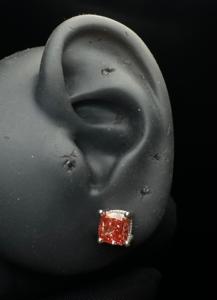 ต่างหูเพชรเม็ดเดี่ยวสีชมพูทองคำ 14K สวยงาม สำหรับเจาะหูแบบ Conch อย่างมีสไตล์ - Product Image 3