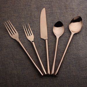 Ensemble de couverts en métal recouvert de titane tendance pour une cuisine moderne et luxueuse et une table élégante - Product Image 1
