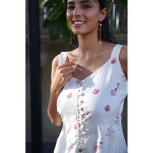 Vestido Casual con Estampado Artesanal de Tesoros Marinos, Corte Evase, Color Carmesí, Talla S, de The Quince Life - Product Image 5