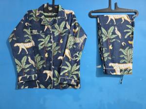 ชุดนอนผ้าฝ้ายออร์แกนิก 100% ลายพิมพ์สัตว์สีดำ เนื้อผ้านุ่มพิเศษ ระบายอากาศได้ดี เสื้อครอปและกางเกงขายาวสำหรับผู้หญิง - Product Image 6