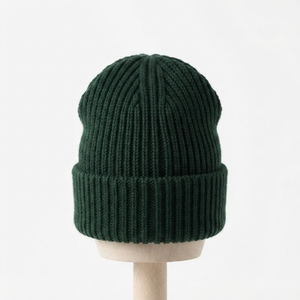 Gorro de Punto Acanalado Verde Oscuro con Puño, Gorro Cálido de Invierno con Logotipo Bordado Personalizado - Product Image 2
