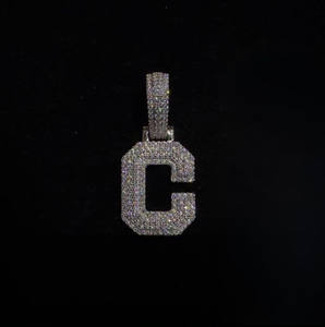 จี้เพชรโมอิสซาไนต์รูปตัวอักษร C เงินแท้ 925 ชุบโรเดียม ประดับเพชรแบบไอซ์ งานแฮนด์เมด สไตล์แร็ปเปอร์ สำหรับทุกเพศ ใส่ได้ทุกวัน - Product Image 2