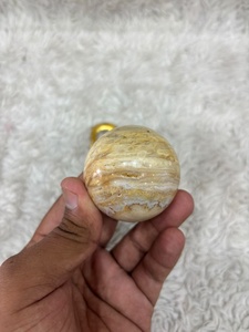 ลูกแก้วอาเกตลายลูกไม้สีครีมส้มและสีเทา พร้อมลวดลายเส้นโค้งที่ซับซ้อน ขัดเงาเป็นรูปทรงกลมและมีเอกลักษณ์เฉพาะตัว - Product Image 2