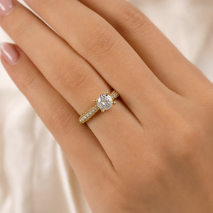 Anillo de Compromiso Clásico de Oro Amarillo de 14 Quilates con Diamante Certificado por IGI, Banda de Doble Hilera con Pavé |   Diamante central de 1.00 CT personalizado - Product Image 3
