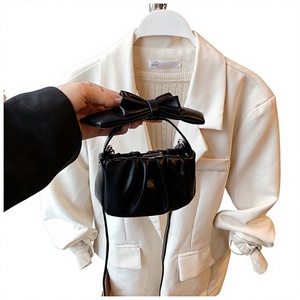 Bolso Bandolera Clásico de PU con Pliegues y Detalle de Lazo, Bolso de Hombro Cuadrado para Mujer, Moderno y Elegante para el Trabajo - Product Image 4