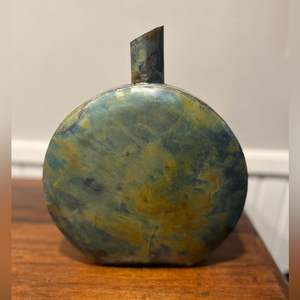 Jarrón de Metal Irregular Estilo Wabi-Sabi, Maceta Redonda Industrial Vintage, Jarrón Decorativo Rústico Azul y Dorado para Bodas - Product Image 1