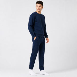 Combinaison en polaire à col rond de qualité supérieure offrant un confort ultime et un style élégant, avec un tissu de haute qualité et une coupe parfaite pour le quotidien. - Product Image 4