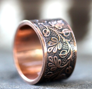 Bague en cuivre pur vintage gravée avec un motif de feuilles de fleurs, surface en cuivre massif, bord plat - Product Image 5