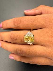 Bague de luxe à trois pierres en diamant jaune vif taille radiant 3,01 carats, cultivé en laboratoire, avec or massif 18 carats, certifié IGI, pour mariée et mariage - Product Image 3