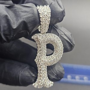 จี้เพชรโมอิสซาไนต์ทรงกลมเจียระไนแบบบริลเลียนท์ ชุบโรเดียม เงินแท้ 925 ดีไซน์ฮิปฮอปสุดหรู พร้อมสลักชื่อตัวอักษรเป็นของขวัญ - Product Image 1