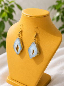 Pendientes artesanales de ágata rosa natural al 20% con doble borde de drusa y detalles en oro, joyería unisex, regalo para fiestas H.A. Venta al por Mayor de Gemas - Product Image 1