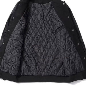 Veste universitaire en laine noire de qualité supérieure avec manches en similicuir noir, doublure matelassée, vêtements d'extérieur personnalisés OEM - Product Image 4