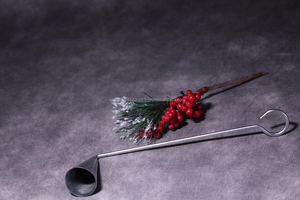 Abatidor de velas sueco vintage con mango, herramientas de altar antiguas de metal de Azora Industries - Product Image 2