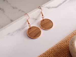 Boucles d'oreilles circulaires en bois plaqué or rose avec incrustation de bois rouge, bijoux artisanaux - Product Image 4