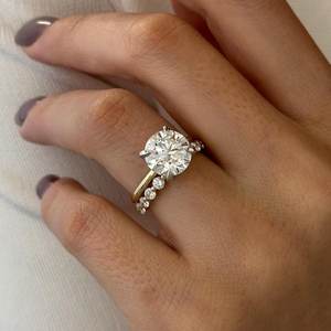 Anillo de Compromiso con Diamante Cultivado en Laboratorio, Corte Brillante Redondo de 4 Quilates, con Banda Solitaria y de Eternidad, Certificado por IGI - Product Image 1