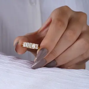 Élégante bague demi-éternité en or jaune avec diamant taille princesse pour femme, cadeau de mariage, de fiançailles ou d'anniversaire, bijoux raffinés - Product Image 4