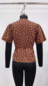 เสื้อเบลาส์คอวีลายจุดสีน้ำตาลแขนสั้นผูกเอวผ้าชีฟองสำหรับใส่ทำงานแบบลำลอง - Product Image 2