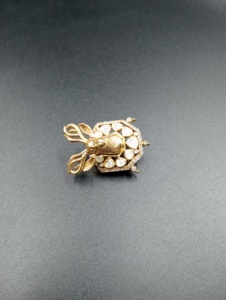 เข็มกลัดรูปนกยูงชุบทอง AMAIRA JEWELS ประดับด้วยมอยส์ซาไนต์และพลอยโพลกี้แบบฝังกรงเล็บ เครื่องประดับแฟชั่นสำหรับทุกเพศ - Product Image 3