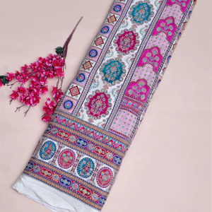 Tissu imprimé géométrique blanc à motifs décoratifs avec bordure épaisse pour la confection de robes Kurti, tissu pour vêtements ethniques. - Product Image 1