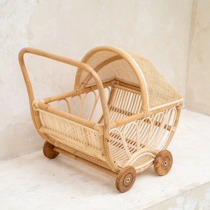 รถเข็นตุ๊กตาหวายสุดน่ารัก รถเข็นขนาดเล็กทำมือจากหวาย สำหรับตุ๊กตาเด็ก ของเล่นเสริมจินตนาการ - Product Image 1